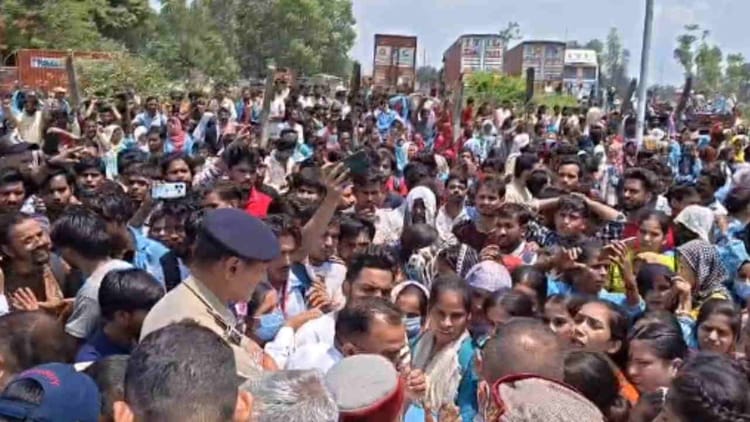 Dehradun: सेलाकुई में श्रमिकों का हंगामा, दून-पांवटा हाईवे पर लगा जाम, पुलिस ने लाठी फटकार कर किया तितर-बितर