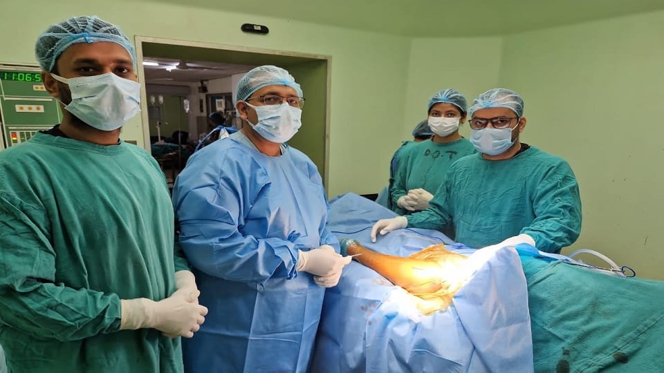 SN Medical College Performs Hip Replacement Through Thigh Route for First Time Patients Walk Within 24 Hours