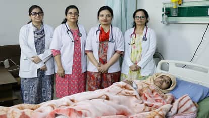 UP: Woman gives birth to four children in five days; doctors astonished by the normal delivery