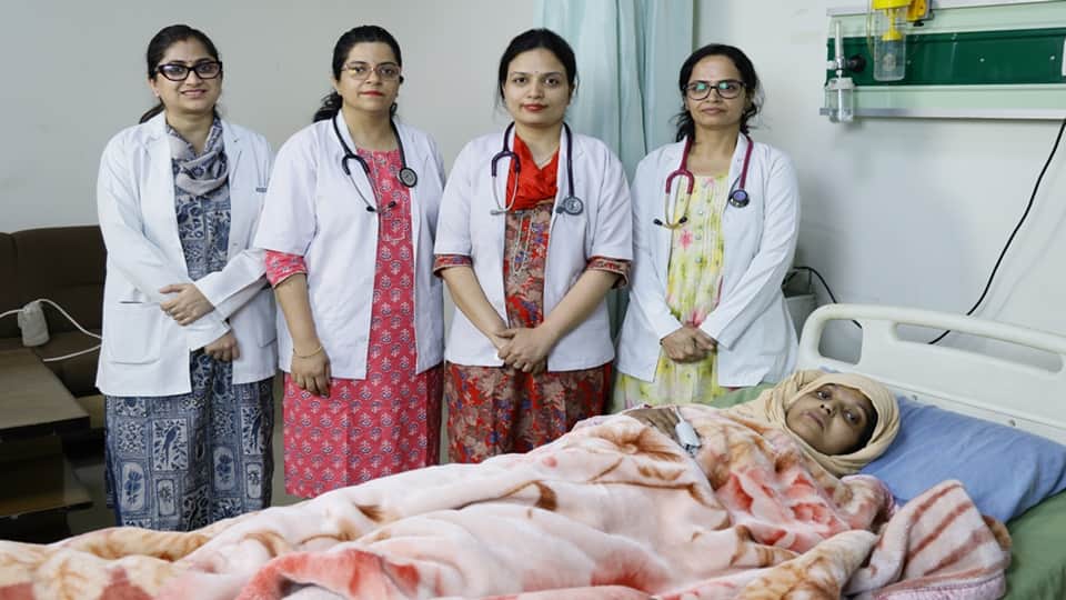मुरादाबाद में चार बच्चों को जन्म देने वाली महिला चिकित्सकों के साथ