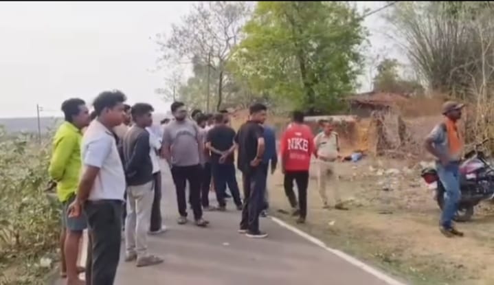 घटना स्थल पर मौजूद स्थानीय लोग व पुलिस की टीम।