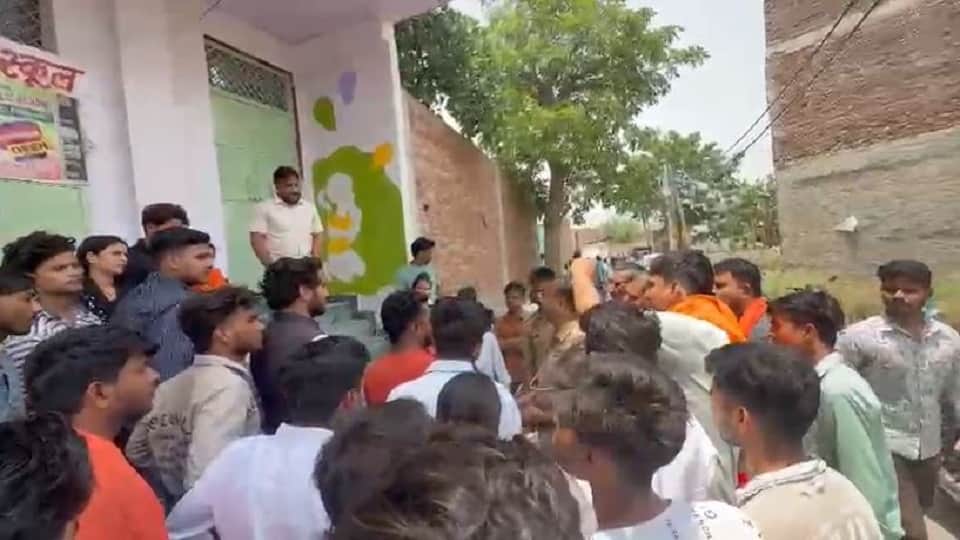 हंगामा करते एबीवीपी कार्यकर्ता।