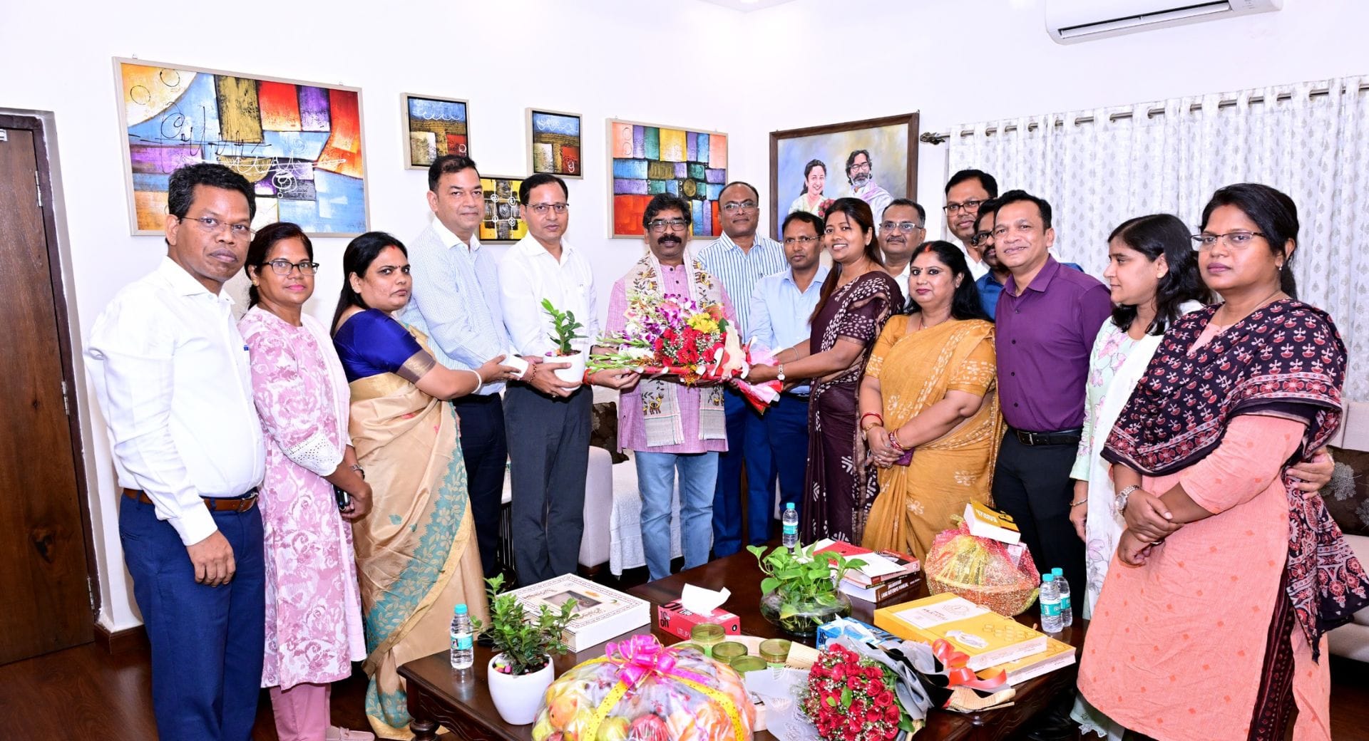 अधिकारियों ने CM हेमंत सोरेन से की मुलाकात
