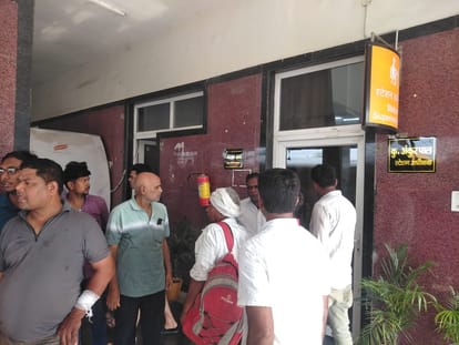 AC Failure in Lokmanya Tilak Express Sparks Passenger Protest at Govindpuri Station