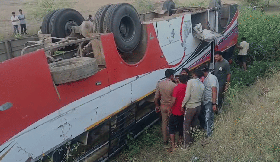 Jalaun Bus overturns into ditch woman dies 20 passengers critically injured passengers rescued breaking window