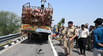 Banda Bundelkhand Expressway Accident Scorpio Shattered Four Lives Lost Despite Airbags Deploying
