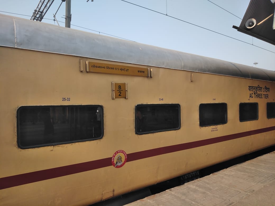 AC Failure in Lokmanya Tilak Express Sparks Passenger Protest at Govindpuri Station