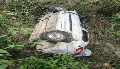 Brake failure causes taxi to overturn, injuring six tourists