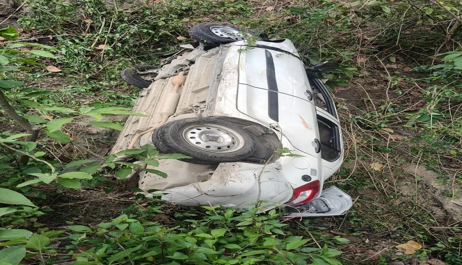 Brake failure causes taxi to overturn, injuring six tourists