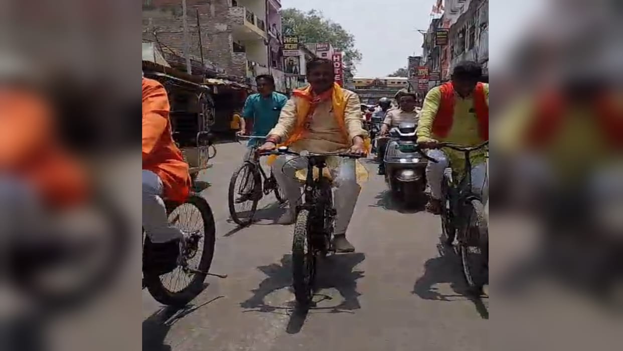 Mayor abandons car on PM Modi's appeal, cycles to municipal corporation office with councillors
