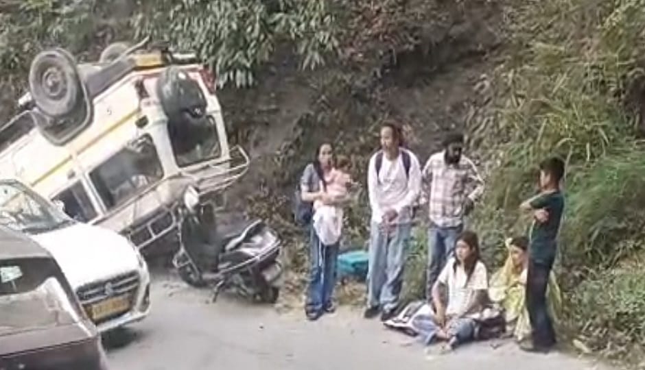 Three passengers injured when Max vehicle overturned after going out of control near Saldi
