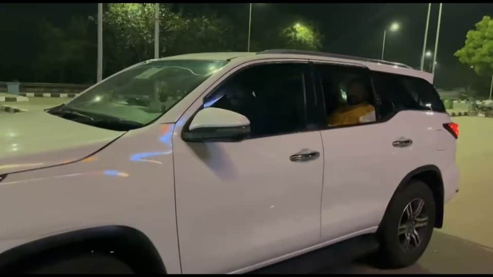 मंत्री एक ही गाड़ी से जाते हुए