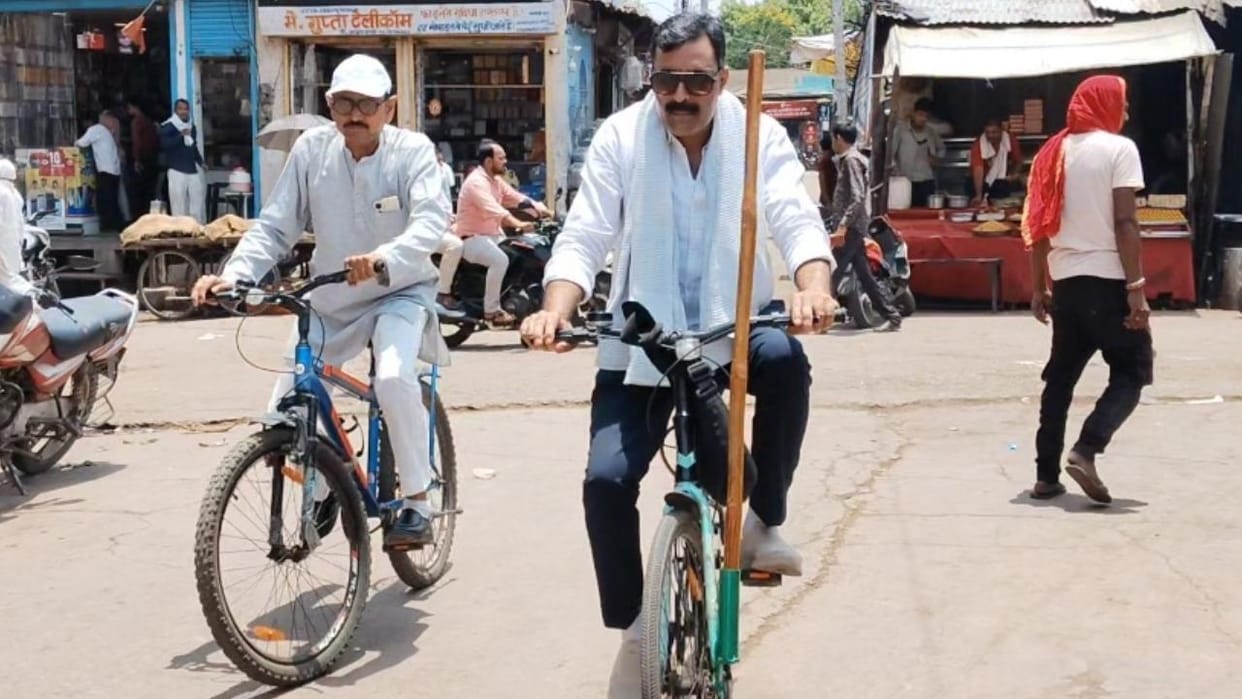 Jhansi: Municipal Chairman gave the message of saving fuel by riding a bicycle.