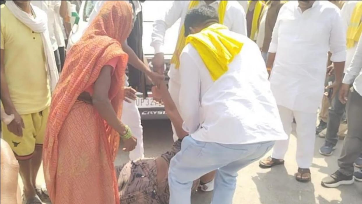Mother of dead Sunny Stop Minister Om Prakash Rajbhar Convoy Lies Down on Road Demanding Justice in jaunpur