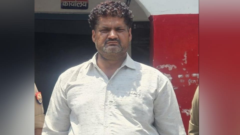 Attack on daughter: Altaf stabbed his daughter five times with a meat cutting knife, cut her face, stomach