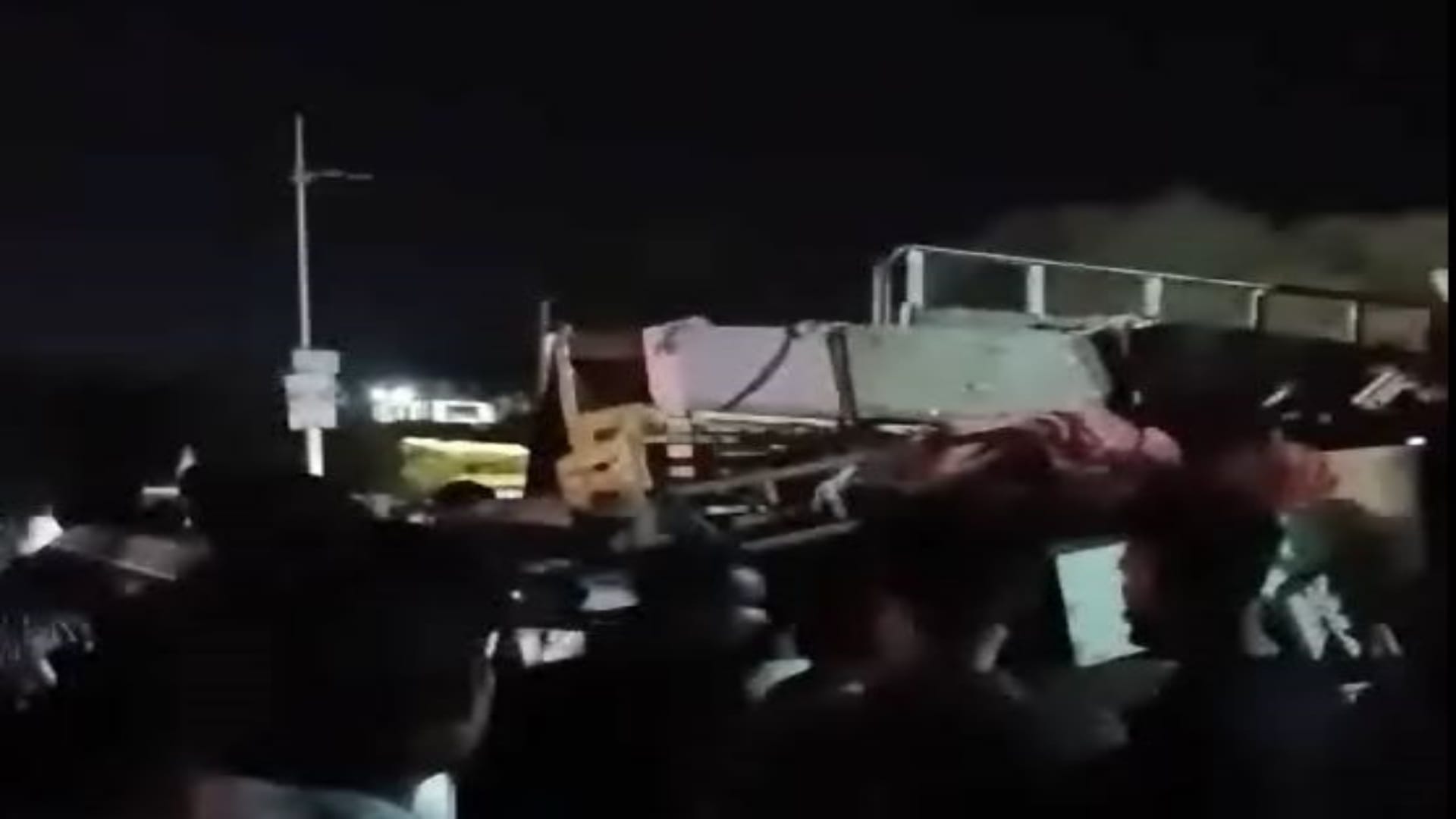 मिनी ट्रक में जा घुसी कार, तीन की मौत