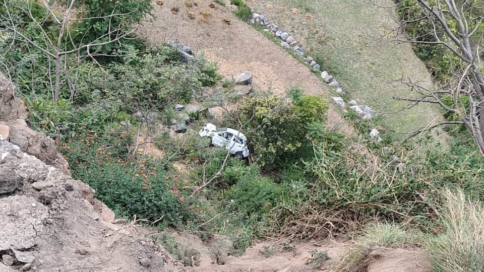 खाई में गिरी कार