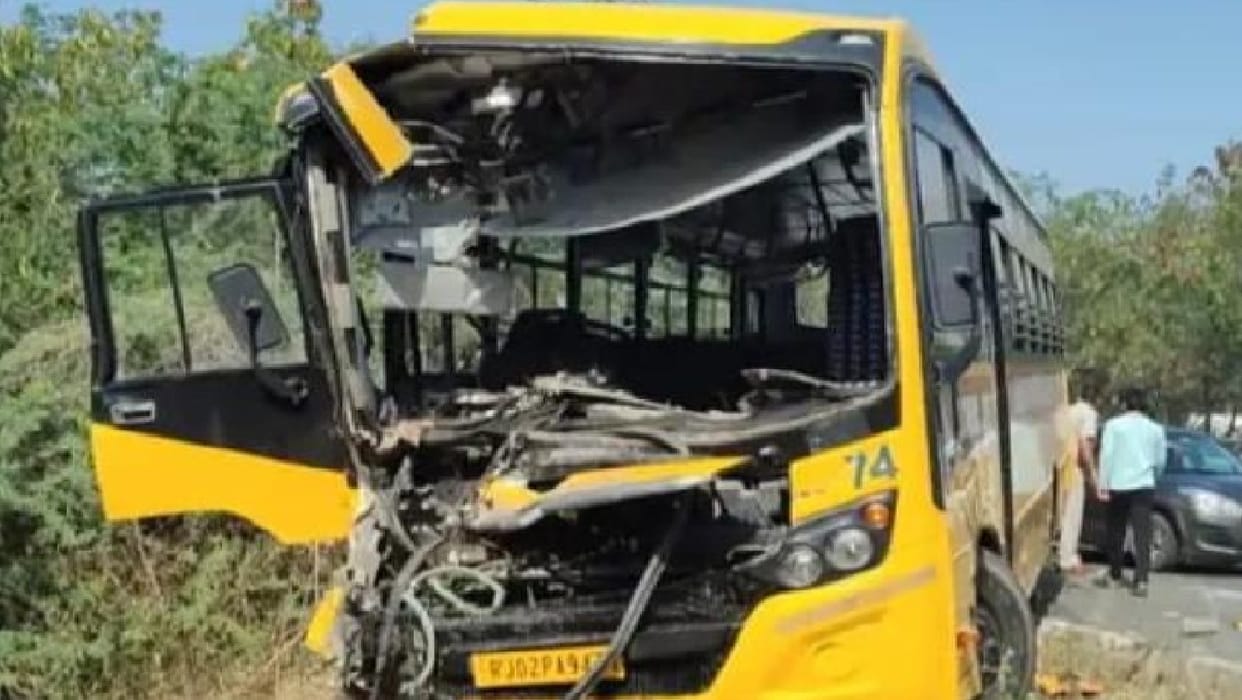 Road Accident in Rewari: School Bus and Canter Collide on Delhi-Jaipur Highway; Driver Injured, Chaos Ensues