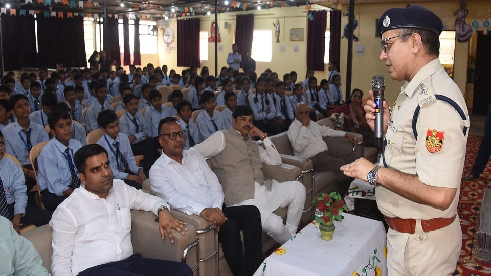 Amar Ujala’s Police ki Paathshala Organized at SN Modern School in New Ashok Nagar