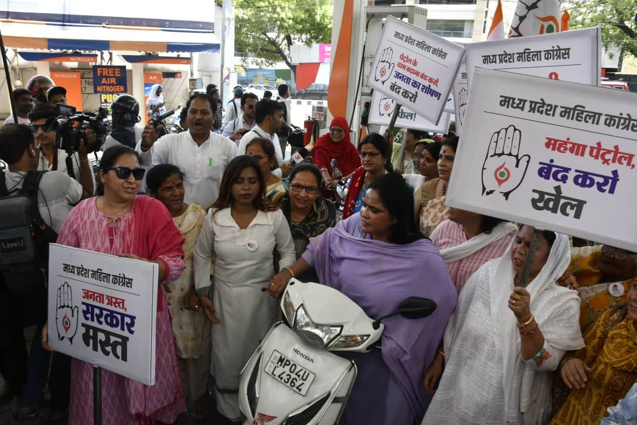 Bhopal News: Mahila Congress Stages 'Push March' in Bhopal Against Rising Fuel Prices; Protesters Express Diss