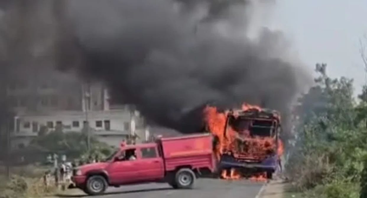 Bihar Moving Bus Turns Into Fireball on Gaya-Dobhi Road, Major Tragedy Averted as Vehicle Was Empty