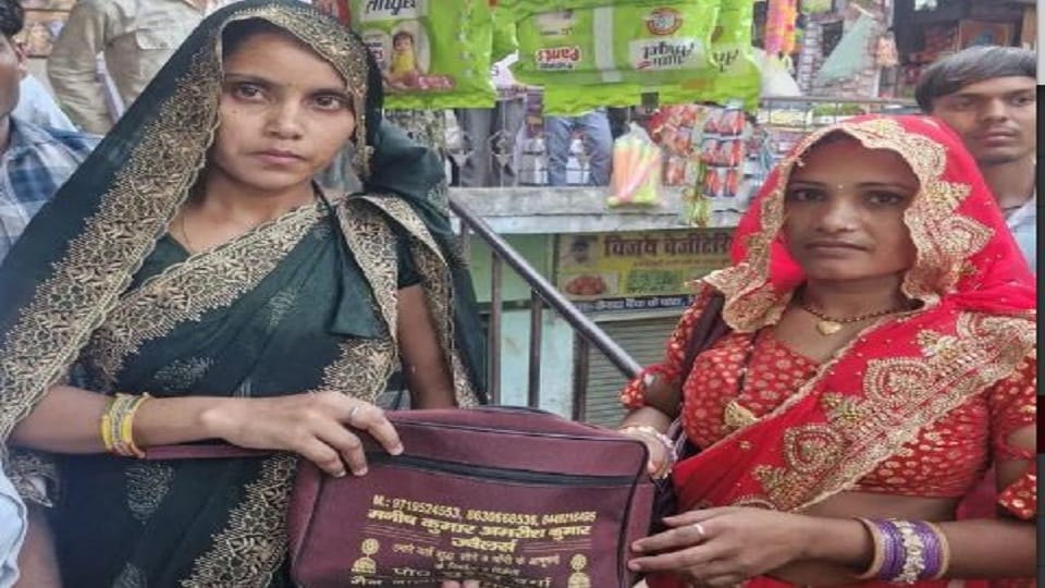 Bag containing jewelry worth 10 lakh accidentally left on bus; woman returns it.