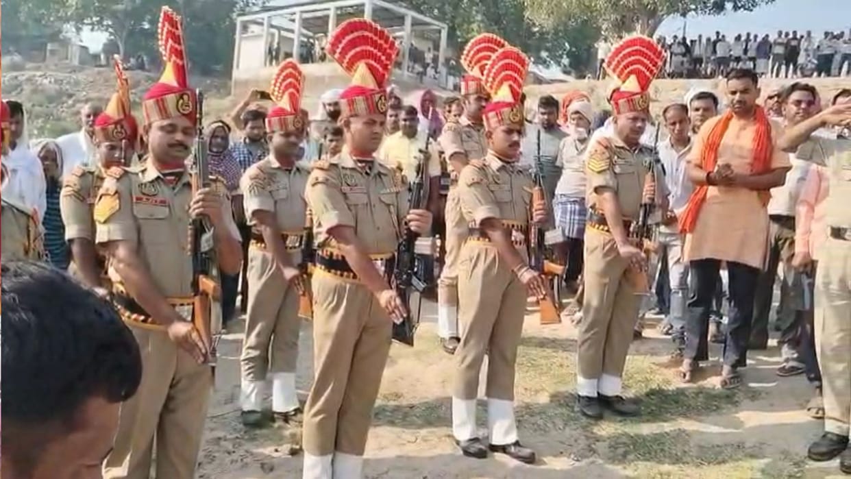 BSF Jawan Dies After Electrocution Cremated with State Honours in chandauli