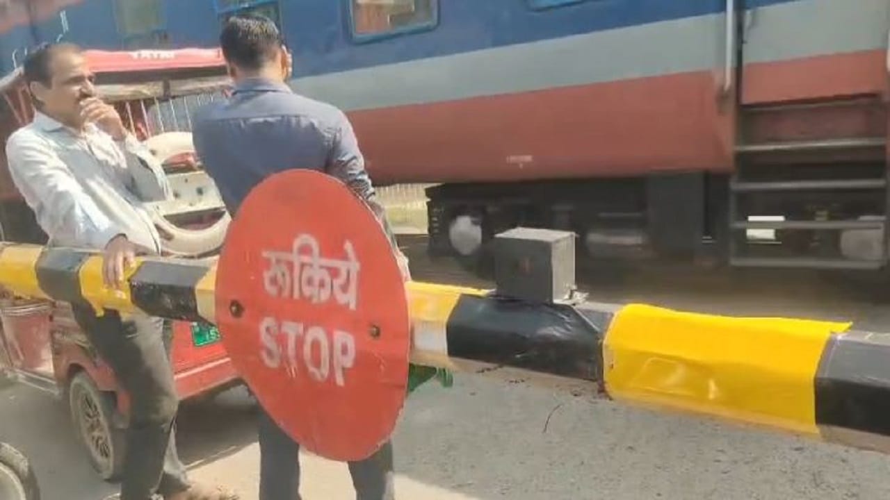 रेलवे फाटक के पास खड़ा ई-रिक्शा