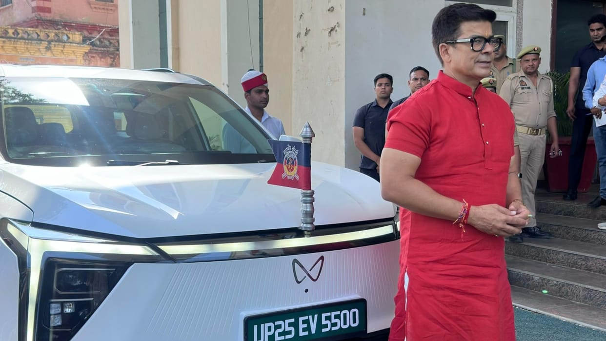 Mayor Umesh Gautam Arrives at Municipal Corporation Office by Electric Car in Bareilly