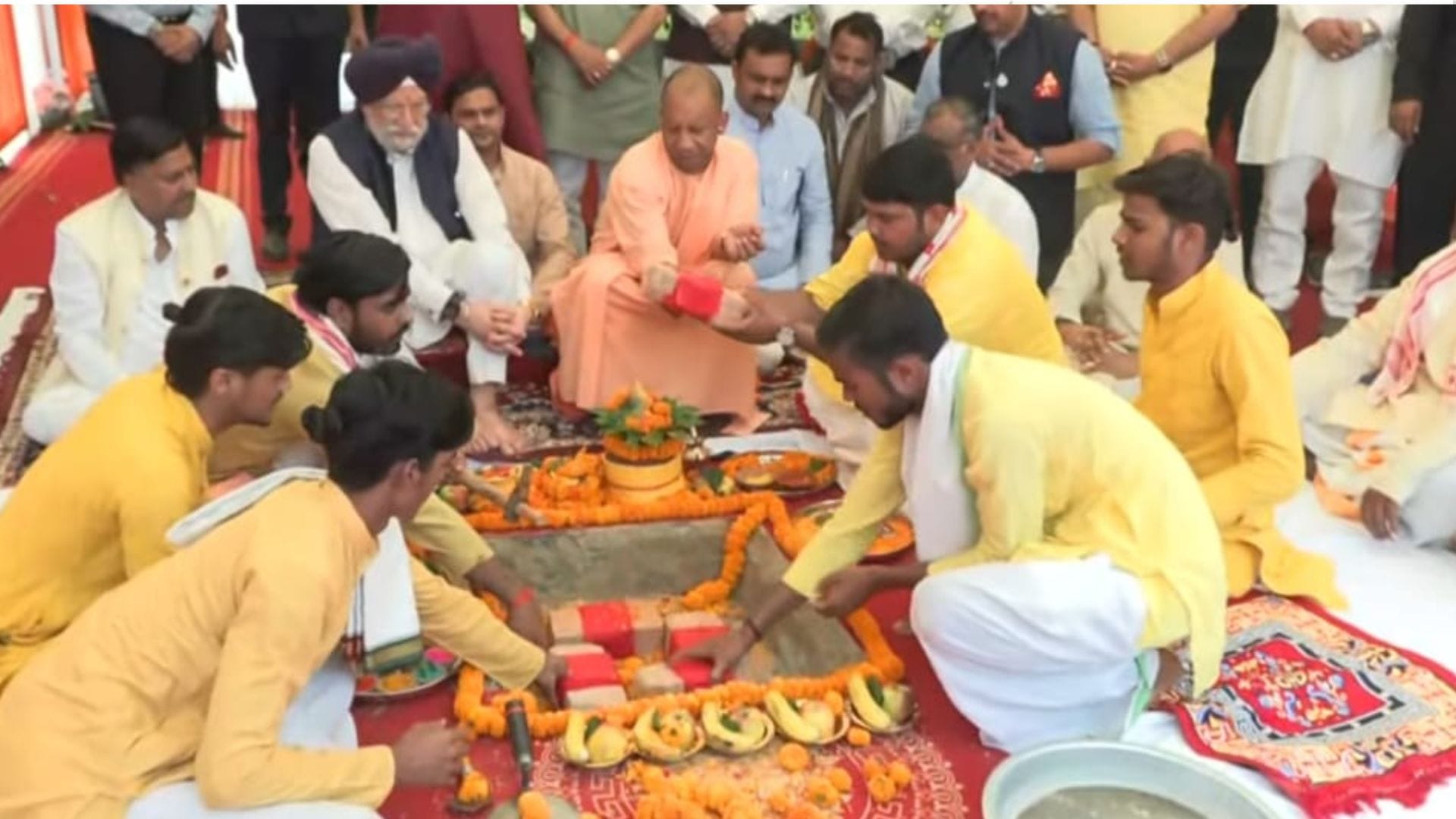 शिलान्यास करते सीएम योगी