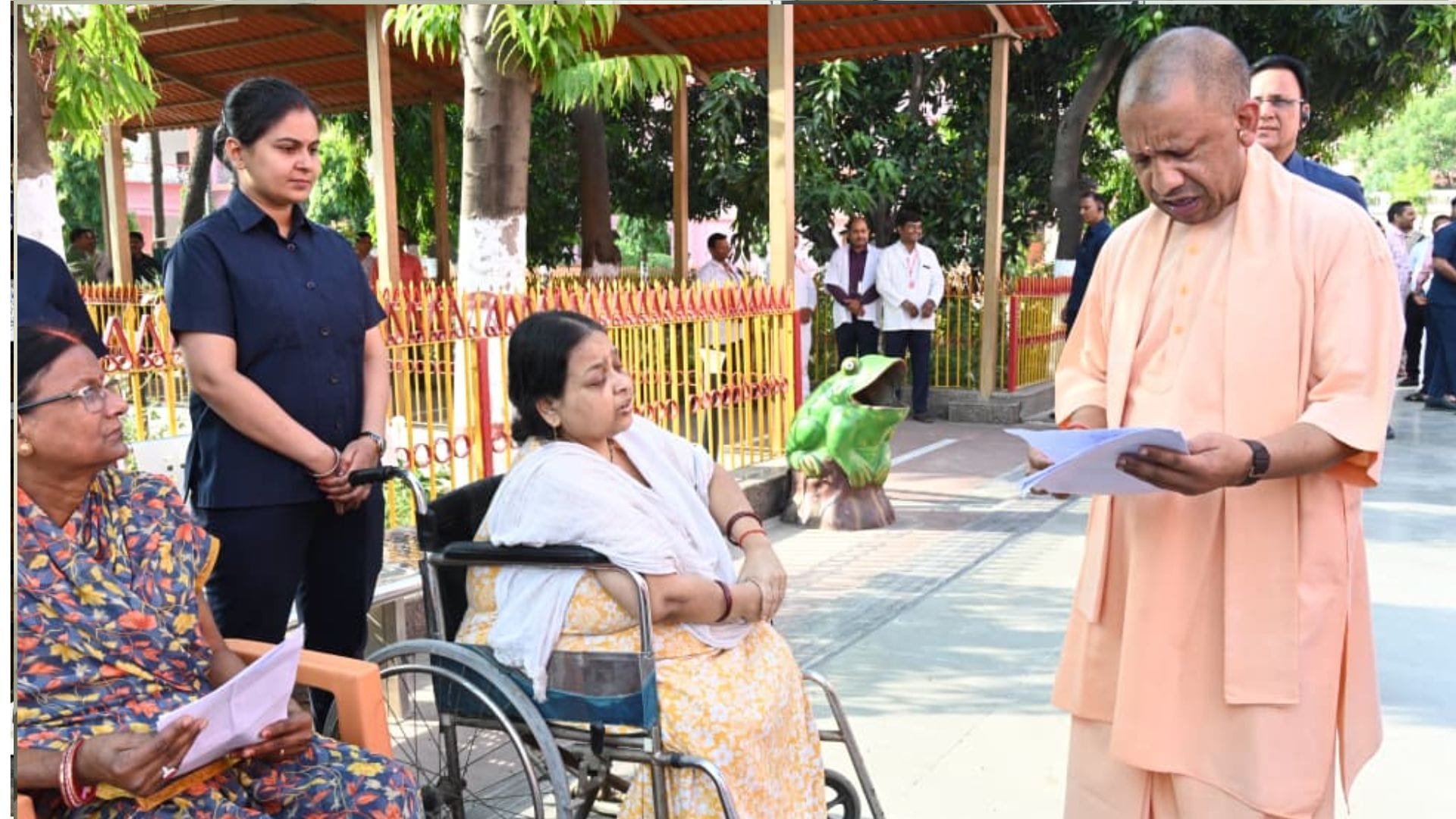 जनता दर्शन में समस्याएं सुनते सीएम योगी