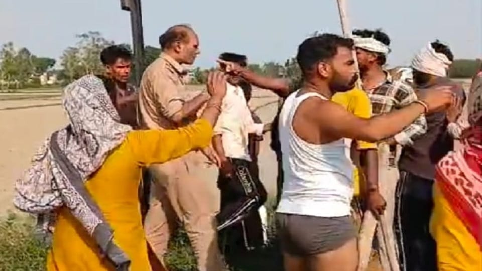 Saharanpur: Attack on police and revenue team that had gone to take possession of the land, four injured