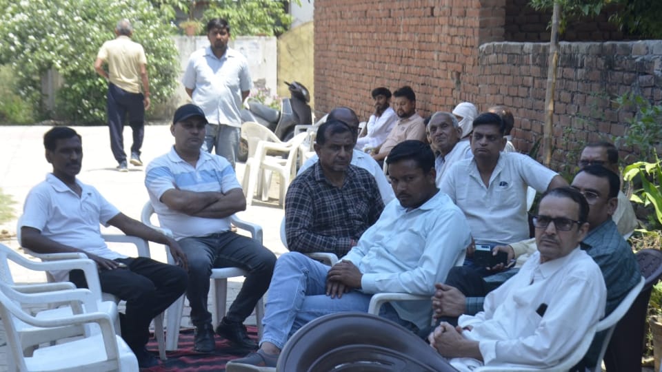 Meerut News Car Crashes into Pile of Bricks on Roadside Three Friends Die Including BJP Leader in hapur