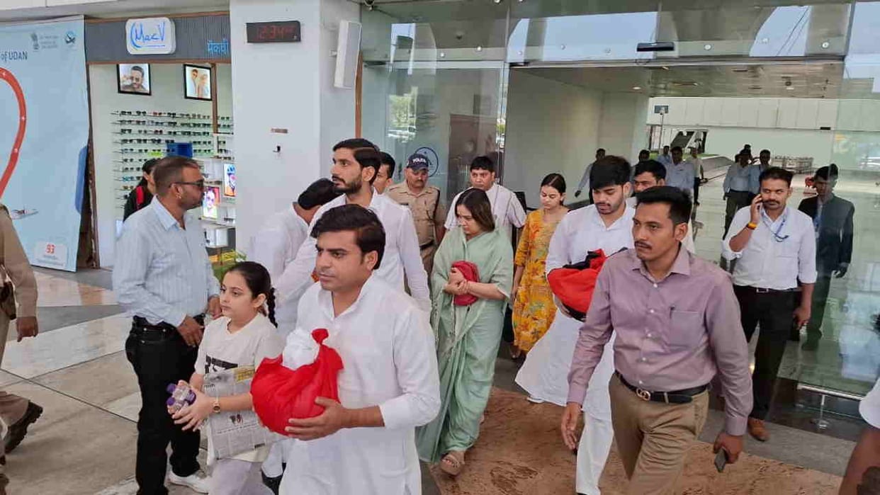 Prateek Yadav Wife Aparna Arrives in Haridwar with his Ashes immerses them in the Ganges Uttarakhand news