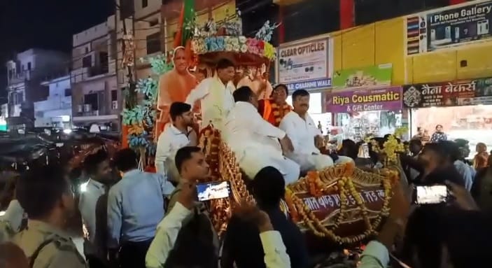 Fatehpur Procession of Four Horse Carriages and E Rickshaws Krishna Paswan Arrives in the District