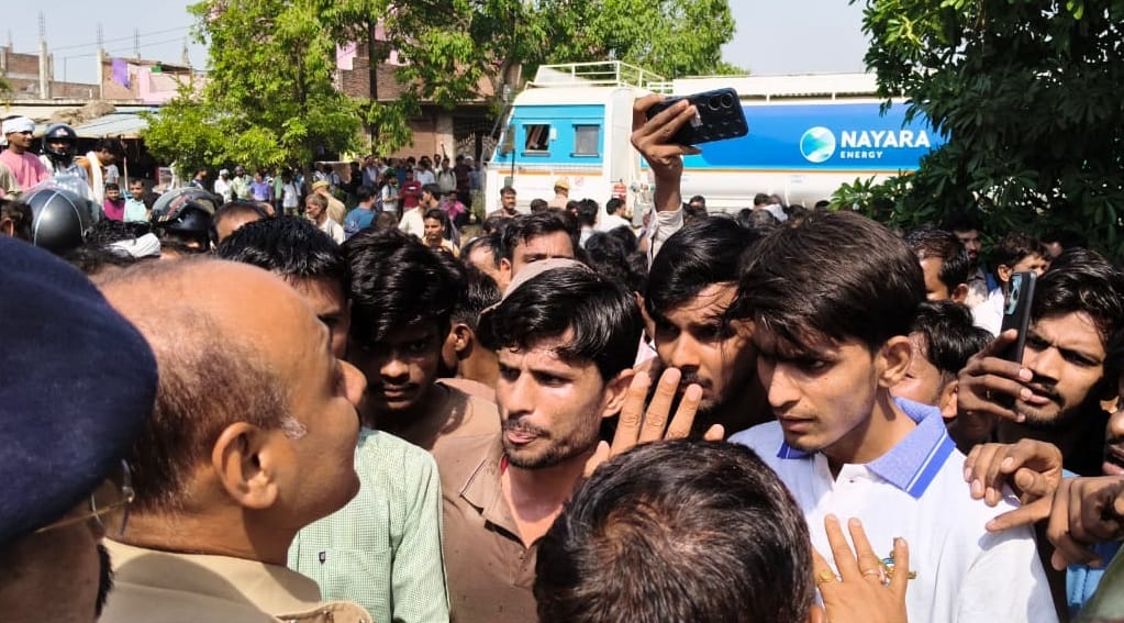 Kanpur Dehat:दो फैक्ट्रियों में वेतन बढ़ोतरी को लेकर हंगामा, काम बंद कर ...