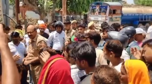 Kanpur Youth dies after collision with container family members block road by placing the body on street