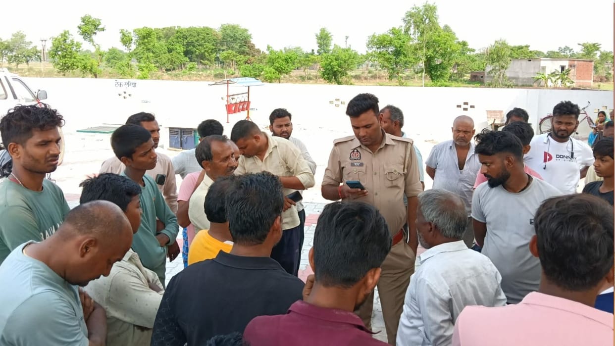 Petrol and diesel crisis in Maharajganj, farmers protest by blocking Gorakhpur-Maharajganj road
