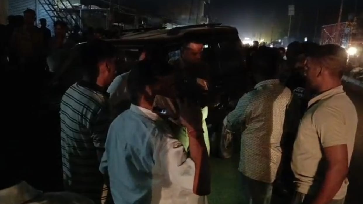 A speeding car ran over people standing near a juice stall