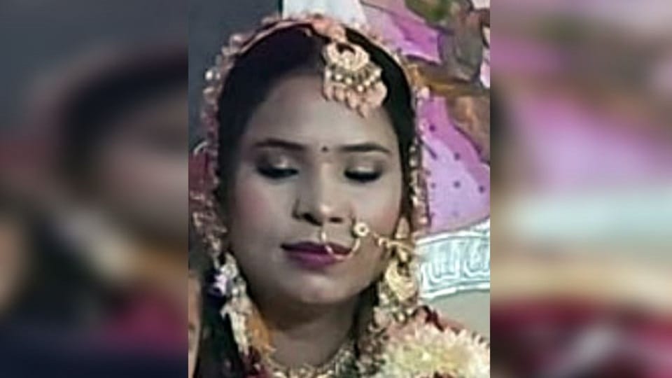 Brother who went to deliver Vat Amavasya gift found his sister hanging