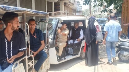 Fuel Saving Drive: Minister Ditches Convoy for E-Rickshaw, Bareilly Officials Travel by E-Bus