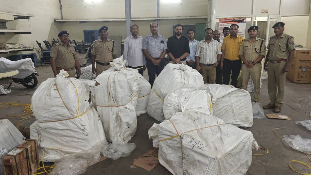 UP: Foreign Cigarettes Worth ₹44 Lakh Seized at Lucknow's Charbagh Railway Station; Major Racket Exposed