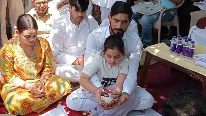 Prateek Yadav Daughter Heartfelt Note During Ashes Immersion in Haridwar Ganga Ghat I Love You Papa