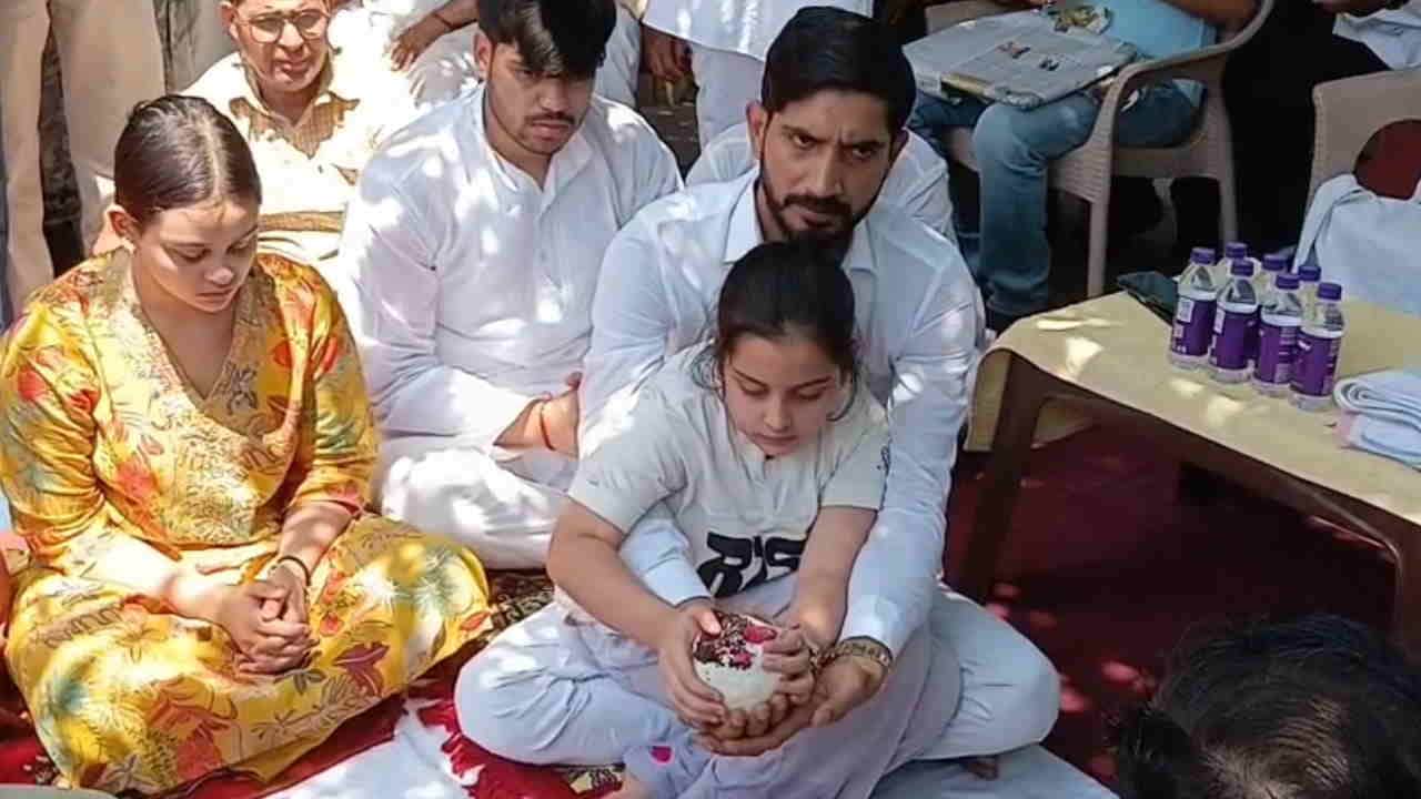 Prateek Yadav Daughter Heartfelt Note During Ashes Immersion in Haridwar Ganga Ghat I Love You Papa