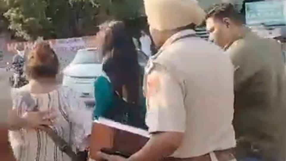 महिलाओं को ले जाते पुलिसकर्मी