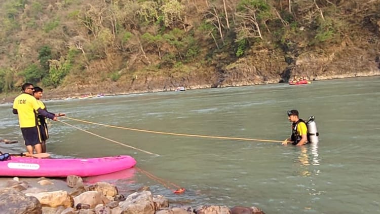 Rishikesh News: शिवपुरी नमामि गंगे घाट पर स्नान के दौरान डूबा राजस्थान का युवक, एसडीआरएफ का सर्च अभियान जारी
