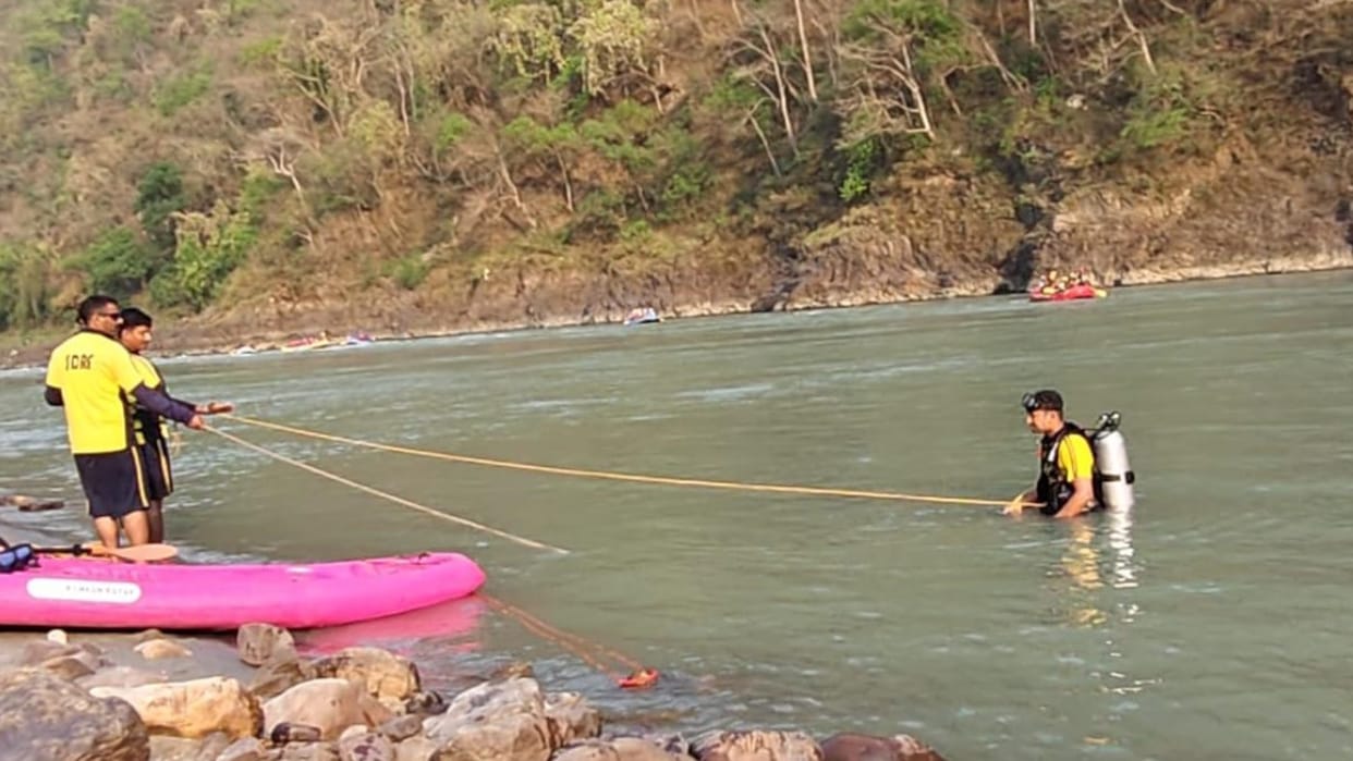 Rajasthan Youth Drowns While Bathing in the Ganges in Shivpuri SDRF Search Operation Underway Rishikesh News