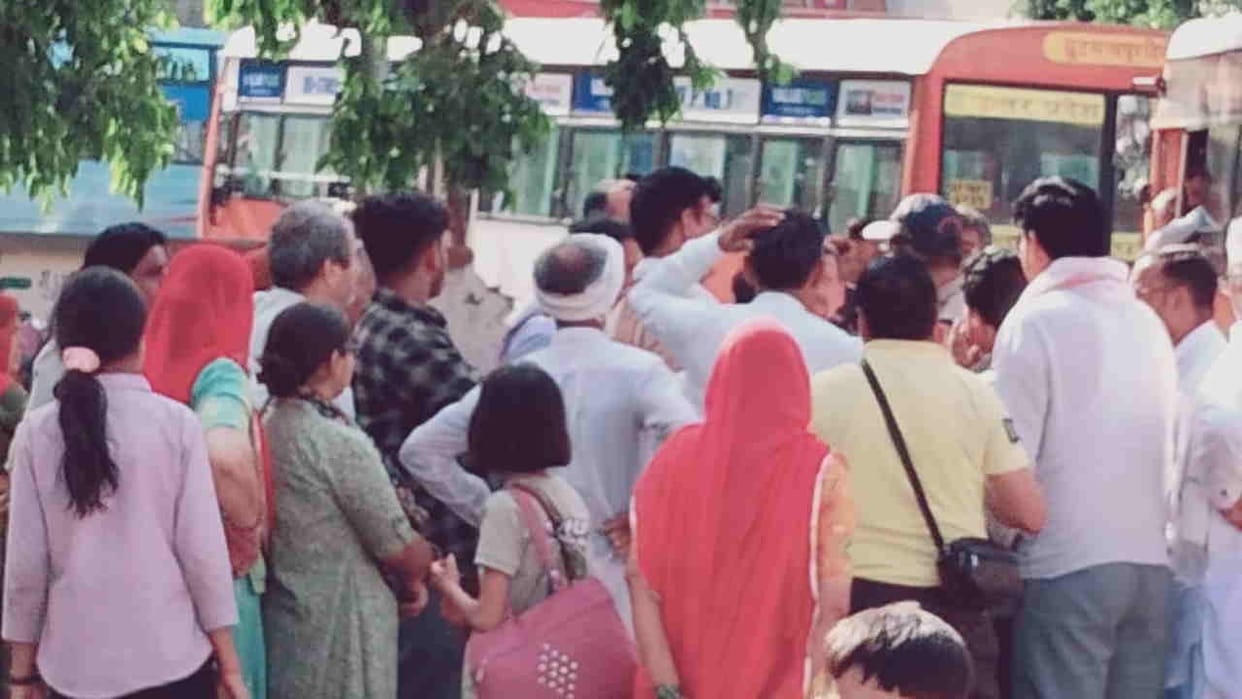 Chardham yatra 2026 Devotees from Rajasthan Create Ruckus at Roorkee Roadways Bus Stand Uttarakhadn news