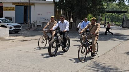साइकिल से ऑफिस जाते सिटी मजिस्ट्रेट अतुल गुप्ता