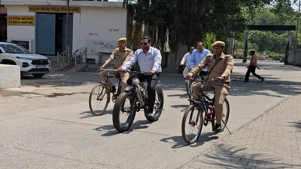 Aligarh City Magistrate reached office on bicycle
